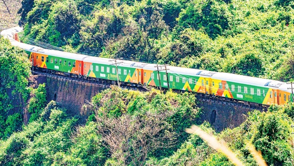 Khoảnh khắc “Chuyến tàu Hạnh phúc” vượt qua đèo Hải Vân. (Ảnh: TÙNG LÂM)