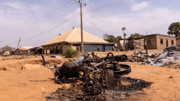 Cảnh tàn phá khi các tay súng tấn công và phóng hỏa ở khu vực Woro và Nuku ở bang Kwara, Nigeria ngày 5/2/2026. (Ảnh: Anadolu Agency/TTXVN)