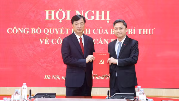 Đồng chí Nguyễn Duy Ngọc, Ủy viên Bộ Chính trị, Bí thư Trung ương Đảng, Trưởng Ban Tổ chức Trung ương trao Quyết định của Ban Bí thư cho đồng chí Hà Minh Hải. (Ảnh: Phương Hoa/TTXVN)