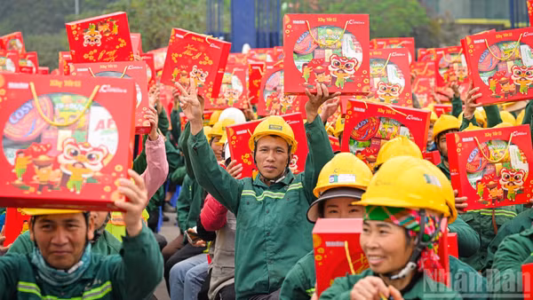Công nhân tại công trường dự án Nhà hát Ngọc trai (Hà Nội) trong niềm hân hoan nhận những phần quà Tết từ Ban tổ chức chương trình "Xây Tết 2026". (Ảnh: Báo Nhân Dân)