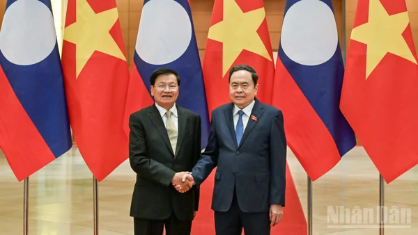 Chủ tịch Quốc hội Trần Thanh Mẫn và Tổng Bí thư, Chủ tịch nước Lào Thongloun Sisoulith. (Ảnh: DUY LINH)
