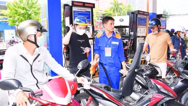 Các cửa hàng xăng dầu Petrolimex trên địa bàn Thành phố Hồ Chí Minh vẫn bảo đảm nguồn cung cho khách hàng.