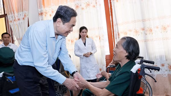 Chủ tịch Quốc hội Trần Thanh Mẫn với thương binh tại Trung tâm Điều dưỡng Thương binh và Người có công Long Đất ở ấp Hải Sơn, xã Long Hải, Thành phố Hồ Chí Minh. (Ảnh: Doãn Tấn/TTXVN)