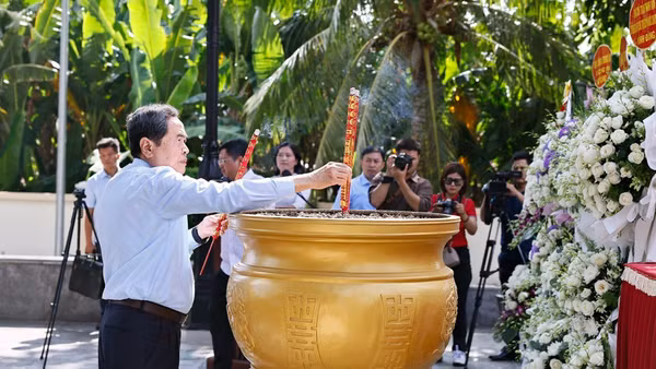Chủ tịch Quốc hội Trần Thanh Mẫn dâng hương, hoa tại Công viên Tượng đài, Nhà lưu niệm Anh hùng liệt sĩ Võ Thị Sáu. (Ảnh: Doãn Tấn/TTXVN)