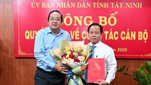 Phó Chủ tịch Ủy ban nhân dân tỉnh Tây Ninh Nguyễn Minh Lâm trao Quyết định cho đồng chí Nguyễn Đăng Minh Xuân.
