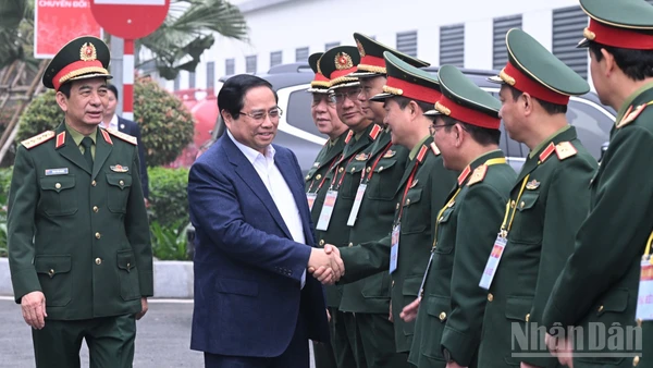Thủ tướng Chính phủ Phạm Minh Chính và lãnh đạo các bộ, ngành Trung ương đã làm việc với Bộ Quốc phòng về phát triển công nghiệp quốc phòng.