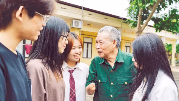 Thành viên dự án “Chuyện thời bình” lắng nghe chia sẻ của thương binh Đỗ Đăng Khuây tại Trung tâm Điều dưỡng thương binh Thuận Thành.