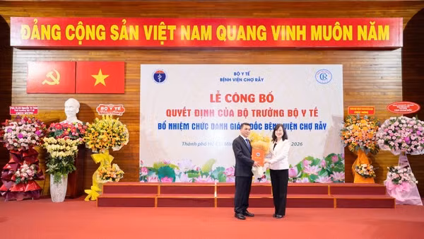 Bộ trưởng Y tế Đào Hồng Lan trao quyết định bổ nhiệm Giám đốc Bệnh viện Chợ Rẫy cho bác sĩ Phạm Thanh Việt. 