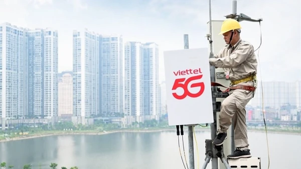 Kỹ thuật viên Viettel lắp đặt trạm phát sóng 5G.