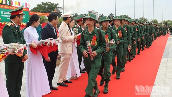 Thanh niên ưu tú Quảng Ngãi nô nức lên đường nhập ngũ.