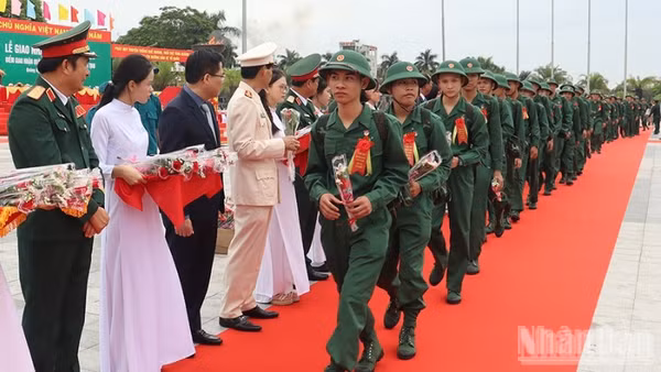 Thanh niên ưu tú Quảng Ngãi nô nức lên đường nhập ngũ.