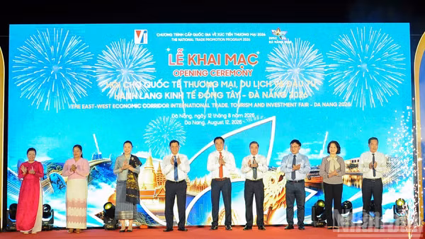 Các đại biểu thực hiện nghi thức khai mạc.