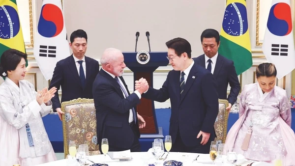 Hai nhà lãnh đạo Hàn Quốc và Brazil bắt tay tại buổi tiệc chiêu đãi sau hội đàm.