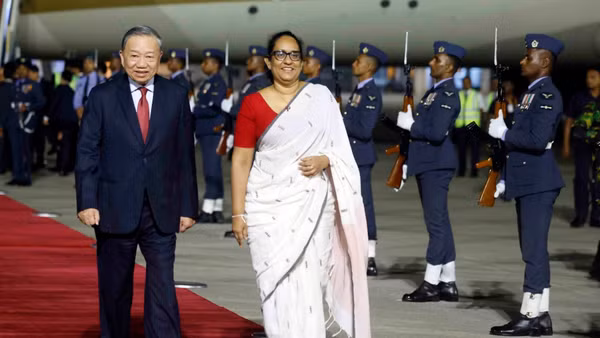 Thủ tướng Sri Lanka Harini Amarasuriya đón Tổng Bí thư, Chủ tịch nước Tô Lâm tại sân bay quốc tế Bandaranaike. (Ảnh: Thống Nhất/TTXVN)