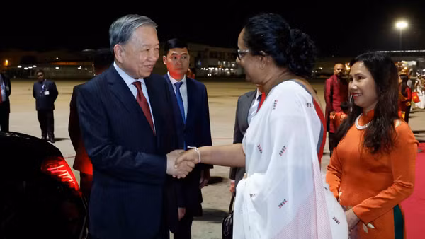 Thủ tướng Sri Lanka Harini Amarasuriya đón Tổng Bí thư, Chủ tịch nước Tô Lâm tại sân bay quốc tế Bandaranaike. (Ảnh: Thống Nhất/TTXVN)