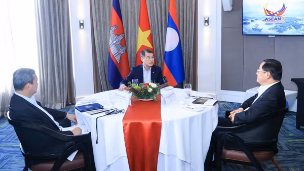 Thủ tướng Lê Minh Hưng cùng Thủ tướng Campuchia Hun Manet và Thủ tướng Lào Sonexay Siphandone ăn sáng và làm việc. (Ảnh: Dương Giang/TTXVN)