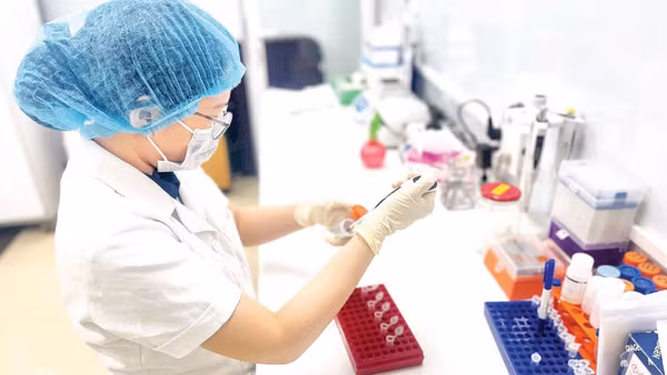 Giám định viên Trung tâm Pháp y Hà Nội đang tiến hành các bước xét nghiệm, giám định ADN.