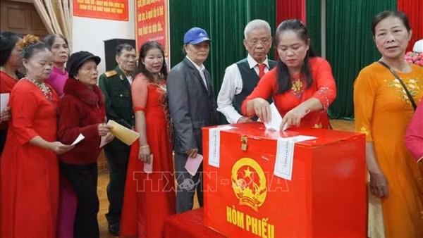 Cử tri tại đơn vị bầu cử số 3, khu vực bỏ phiếu số 9, thôn Châu Tùng (xã Đức Thọ) thực hiện bỏ phiếu bầu cử. (Ảnh: Hữu Quyết/TTXVN)