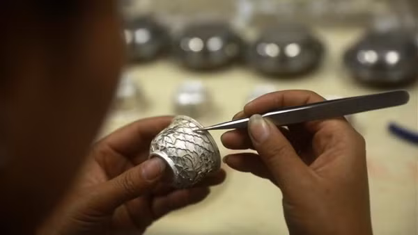 Một nghệ nhân chế tác đồ thủ công bạc trang trí chiếc chén bạc đựng rượu tại huyện Đan Trại, tỉnh Quý Châu, tây nam Trung Quốc, ngày 10/1/2019. (Ảnh: Tân Hoa xã)