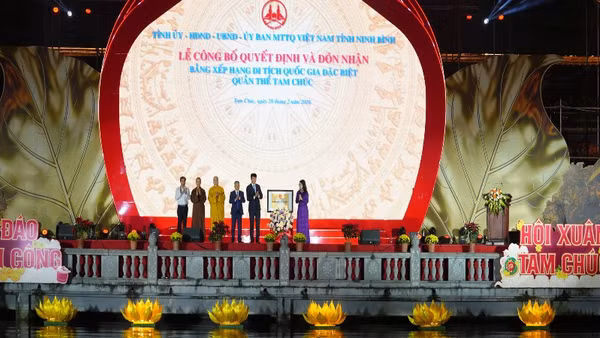 Đồng chí Lâm Thị Phương Thanh, Ủy viên Trung ương Đảng, Thứ trưởng Thường trực Bộ Văn hóa, Thể thao và Du lịch trao Bằng xếp hạng Di tích Quốc gia đặc biệt Quần thể danh thắng Tam Chúc.