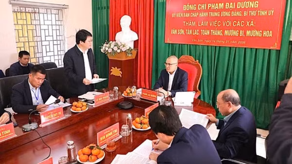 Bí thư Tỉnh ủy Phú Thọ Phạm Đại Dương (giữa) tại buổi làm việc.