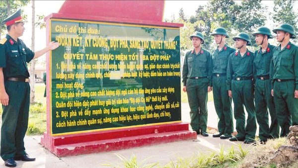 Chỉ huy Tiểu đoàn 1, Trung đoàn 892 quán triệt cho chiến sĩ mới chủ đề thi đua của đơn vị. (Ảnh: HỮU ĐẶNG)