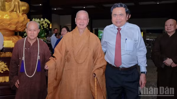 Chủ tịch Quốc hội Trần Thanh Mẫn thăm, chúc mừng Đại lão hòa thượng Thích Trí Quảng, Đức Pháp chủ Hội đồng Chứng minh Giáo hội Phật giáo Việt Nam.