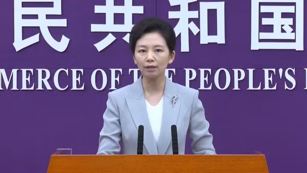 Người phát ngôn Bộ Thương mại Trung Quốc Hà Vịnh Tiền. (Ảnh: X)