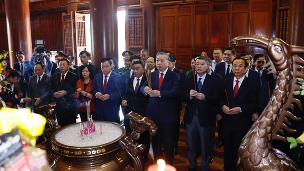 Tổng Bí thư Tô Lâm cùng Đoàn công tác dâng hương tưởng niệm Chủ tịch Hồ Chí Minh tại Khu Di tích quốc gia đặc biệt Kim Liên. (Ảnh: Thống Nhất/TTXVN)