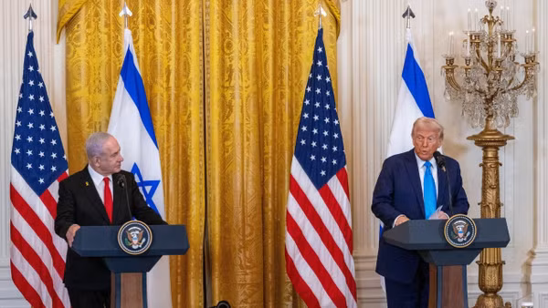 Thủ tướng Israel Benjamin Netanyahu (trái) trong cuộc họp báo chung với Tổng thống Mỹ Donald Trump tại Nhà trắng. (Ảnh: THX/TTXVN)