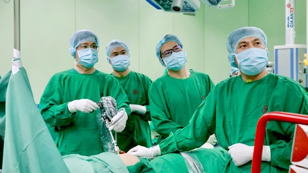 Ê-kíp phẫu thuật viêm ruột thừa cấp. (Ảnh: Bệnh viện cung cấp)