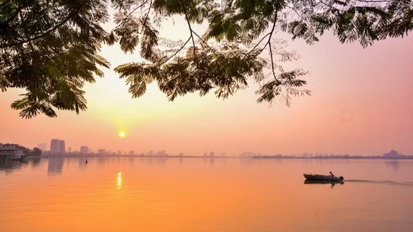 Hoàng hôn trên hồ Tây (Hà Nội).