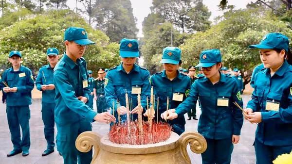 Chiến sĩ dân quân tự vệ dâng hương tại Nhà tù Phú Lợi.