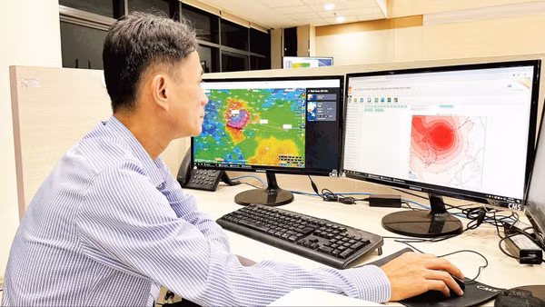 Dự báo viên sử dụng ứng dụng AI để phân tích, dự báo thiên tai (Ảnh: MINH CƯỜNG)