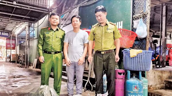 Lực lượng chức năng kiểm tra, phát hiện hàng trăm cá thể chim hoang dã tại một nhà hàng ở tỉnh Ninh Bình. (Ảnh: C05)