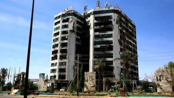 Tòa nhà bị hư hại sau một vụ tấn công tại Khartoum, Sudan. (Ảnh: THX/TTXVN)