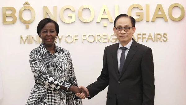 Bộ trưởng Ngoại giao Lê Hoài Trung tiếp Tổng Thư ký Pháp ngữ Louise Mushikiwabo. (Ảnh: An Đăng/TTXVN)