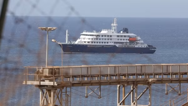 Tàu du lịch MV Hondius - nơi bùng phát các ca nhiễm virus Hanta, neo ngoài khơi Praia, Cabo Verde, ngày 6/5/2026. (Ảnh: THX/TTXVN)