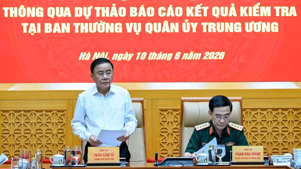 Thường trực Ban Bí thư Trần Cẩm Tú, Trưởng Đoàn kiểm tra, giám sát số 12 của Bộ Chính trị phát biểu kết luận hội nghị. (Ảnh: DUY LINH)