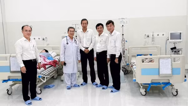 Lãnh đạo Sở Y tế Thành phố Hồ Chí Minh và Bệnh viện Thống Nhất tại buổi triển khai kỹ thuật chạy thận nhân tạo tại đặc khu Côn Đảo. 