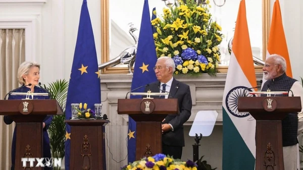 Thủ tướng Ấn Độ Narendra Modi, Chủ tịch Ủy ban châu Âu Ursula von der Leyen và Chủ tịch Hội đồng châu Âu Antonio Costa tại cuộc họp báo ở New Delhi, ngày 27/1/2026. (Nguồn: ANI/TTXVN)