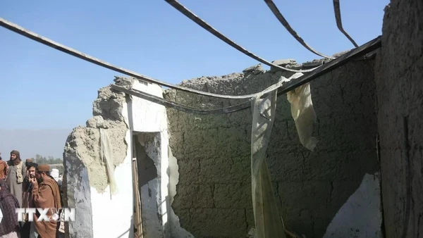 Những ngôi nhà tại tỉnh Nangarhar, Afghanistan bị phá hủy sau cuộc không kích của Pakistan, ngày 22/2. (Ảnh: THX/TTXVN)