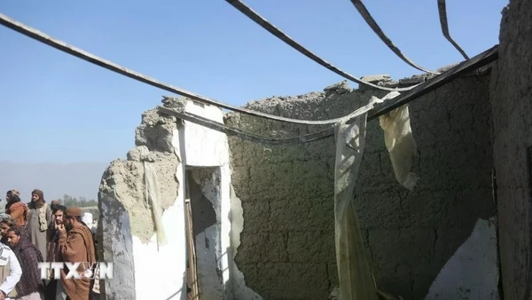 Những ngôi nhà tại tỉnh Nangarhar, Afghanistan bị phá hủy sau cuộc không kích của Pakistan, ngày 22/2. (Ảnh: THX/TTXVN)