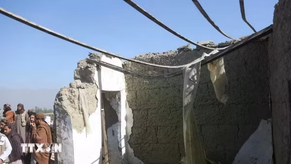 Những ngôi nhà tại tỉnh Nangarhar, Afghanistan bị phá hủy sau cuộc không kích của Pakistan, ngày 22/2. (Ảnh: THX/TTXVN)