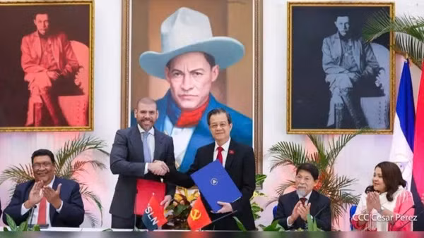 Đồng chí Lê Hồng Quang, Ủy viên Trung ương Đảng, Phó Trưởng Ban Nội chính Trung ương, Trưởng Đoàn công tác của Đảng Cộng sản Việt Nam và đồng chí Laureano Ortega Murillo, Cố vấn Tổng thống Nicaragua, đại diện Đảng Mặt trận Giải phóng Dân tộc Sandino. (Ảnh: Ban Nội chính cung cấp)