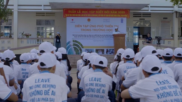 Buổi diễn tập phòng, chống thiên tai trong trường học ở Trường trung học cơ sở Tam Quan (Gia Lai).