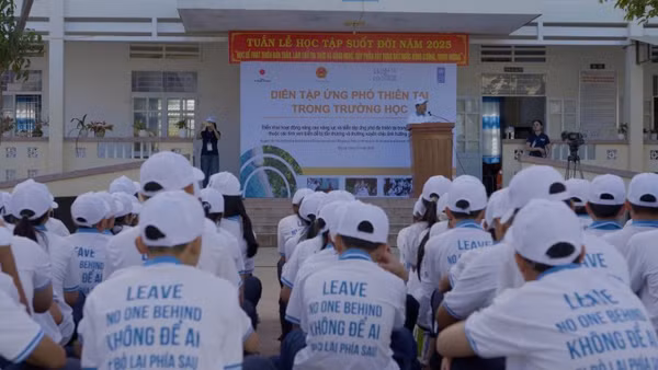 Buổi diễn tập phòng, chống thiên tai trong trường học ở Trường trung học cơ sở Tam Quan (Gia Lai).