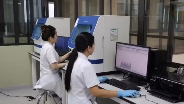 Cán bộ, kỹ thuật viên Khoa Xét nghiệm sinh học, Viện Pháp y Quân đội thực hiện quy trình giám định ADN hài cốt liệt sĩ. (Ảnh: THẾ ĐẠI)