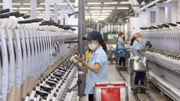 Công nhân Công ty cổ phần Dệt may Hoàng Thị Loan vận hành dây chuyền sản xuất. (Ảnh: MAI HOA)