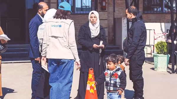 Các chuyên gia UNICEF hỗ trợ gia đình các em nhỏ.